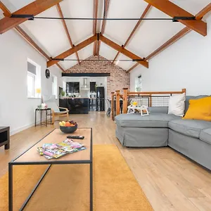 Stayright- 2 Bedroom House, Centrally Located & Close Walk To Centre Cardiff